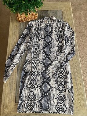 SHEIN Black & White Snake-Print Long Sleeve Bodycon Dress